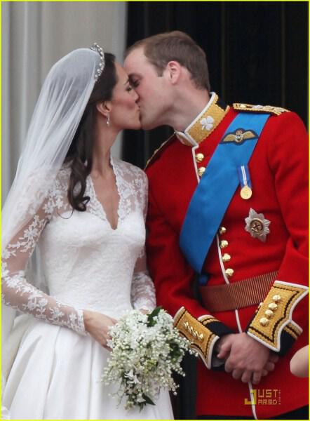 kate-middleton-prince-william-royal-wedding-first-kiss-05