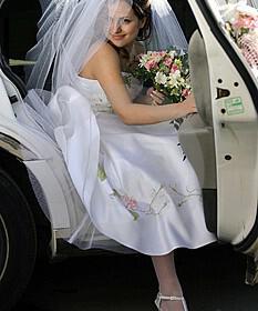 bride wedding car limo gamos 233x280 - Εντυπωσιακή άφιξη