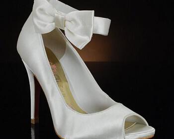 paris hilton wedding shoes 1 350x280 - Νυφική συλλογή υποδημάτων Paris Hilton