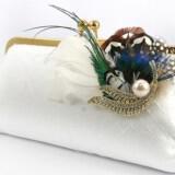 elegant lace feather bridal clutch vintage brooch with pearls  full carousel 160x160 - Φτερά και Πούπουλα…δώστε στο γάμο σας άλλο «αέρα»!