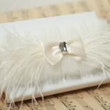 feather adorned bridal clutch with bow  full carousel 160x160 - Φτερά και Πούπουλα…δώστε στο γάμο σας άλλο «αέρα»!