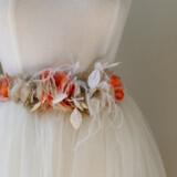 orange cream gold wedding dress sash with feathers  full carousel 160x160 - Φτερά και Πούπουλα…δώστε στο γάμο σας άλλο «αέρα»!