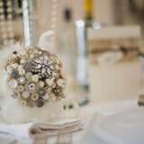 vintage wedding decor feather brooch button bridal bouquet  full carousel 160x160 - Φτερά και Πούπουλα…δώστε στο γάμο σας άλλο «αέρα»!
