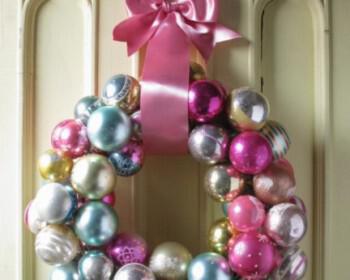 diy christmas wreath from tree ornaments 1 500x695 350x280 - Χειροποίητο Χριστουγεννιάτικο στεφάνι για την πόρτα με μπάλες