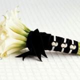 white callas wrapped with black and 160x160 - Το μαύρο χρώμα στο γάμο