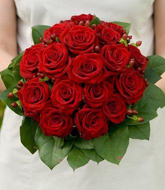 red rose bridal bouquet nifi triantafyllo - Κόκκινα τριαντάφυλλα για στολισμό γάμου και νυφική ανθοδέσμη