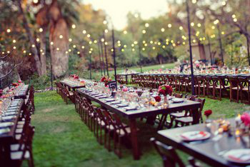 backyard wedding reception tables - Οργανώστε τη δεξίωση του γάμου σας στο εξοχικό σας
